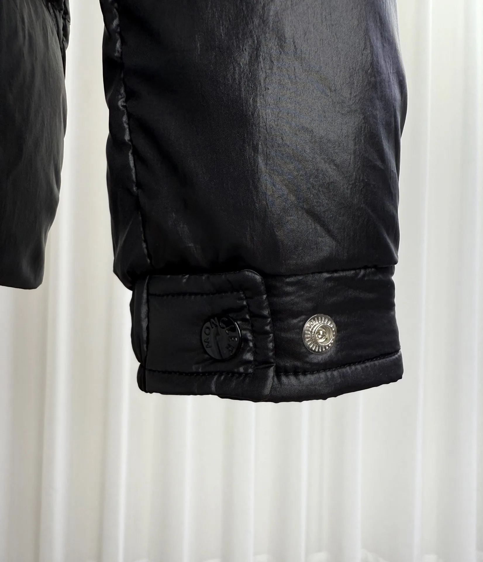 P390 Moncler/ 2026 70 、 。 DNA ， ， 。 Classic ， 、 。 Classic 70 。 Quality， 90 ，Premium Quality ， ，Black ！ Sizes M-3XL